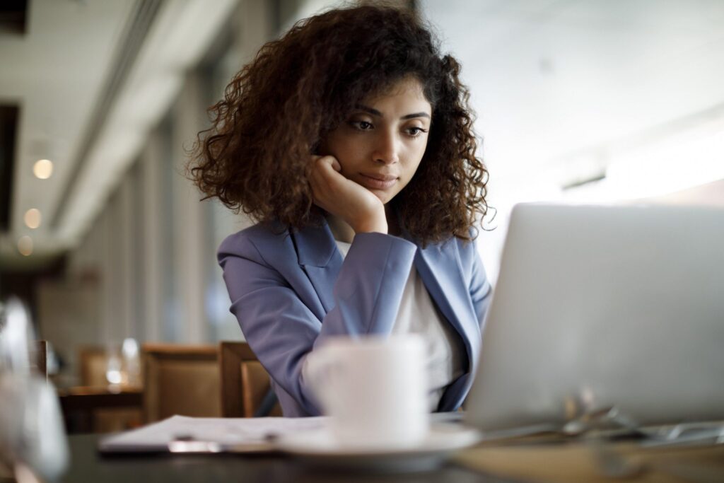 persona con computadora haciendo planeación de impuestos