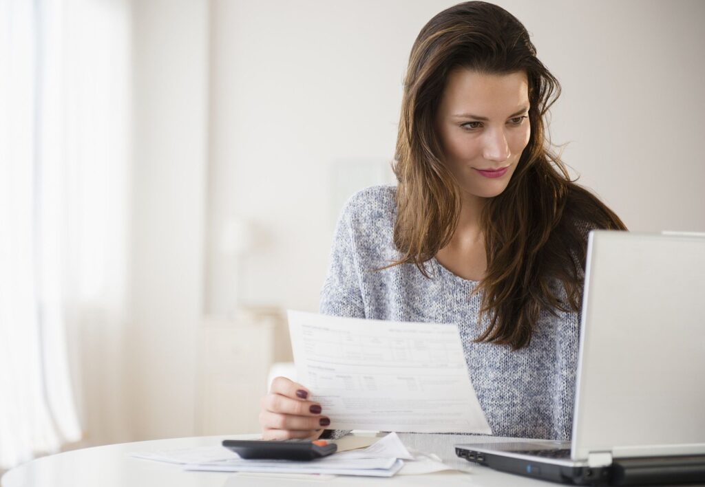 Mujer leyendo sobre tecnología fiscal