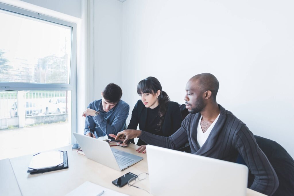 3 pessoas de uma equipe em um escritorio