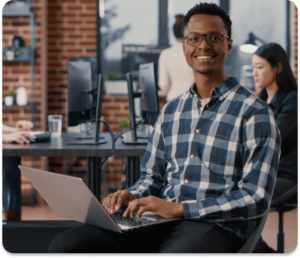 Homem sorrindo segurando notebook