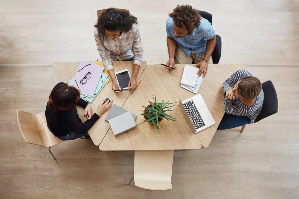 Reunião de pessoas em uma mesa