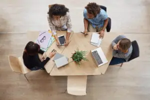 Reunião de pessoas em uma mesa